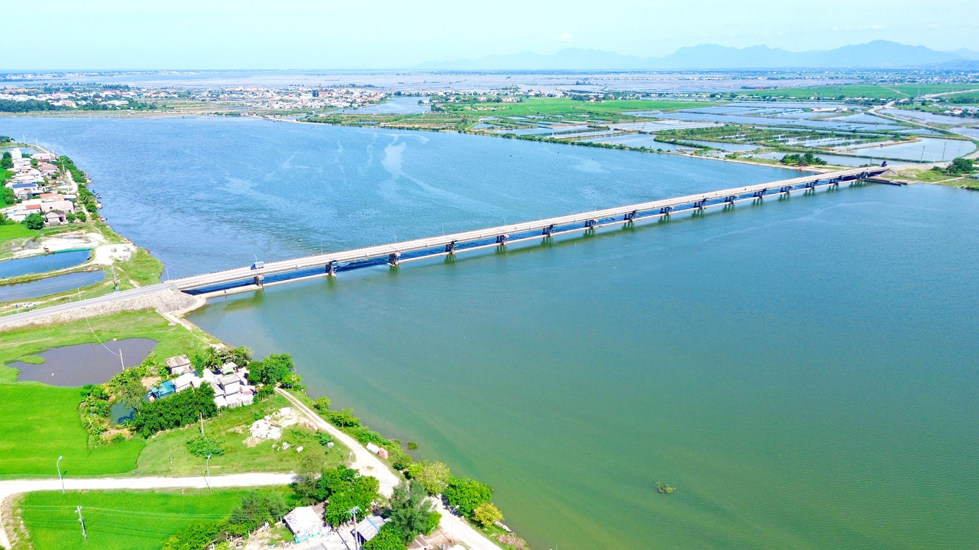 Vì sao Huế điều chỉnh thời gian sửa chữa đập ngăn mặn giữ ngọt lớn nhất Đông Nam Á?- Ảnh 9. Vì sao Huế điều chỉnh thời gian sửa chữa đập ngăn mặn giữ ngọt lớn nhất Đông Nam Á?- Ảnh 9.