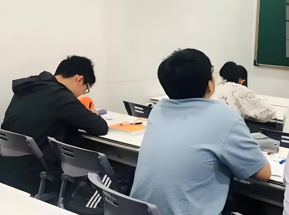 Giáo viên dạy kèm cho cặp sinh đôi, ngày 2 em đỗ cô bất ngờ bị kiện, phải trả lại toàn bộ học phí- Ảnh 2. Giáo viên dạy kèm cho cặp sinh đôi, ngày 2 em đỗ cô bất ngờ bị kiện, phải trả lại toàn bộ học phí- Ảnh 2.