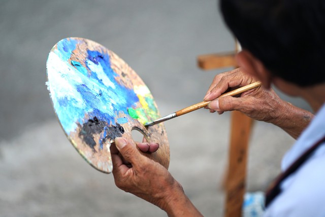 Chuyện của bác "họa sĩ trông xe" dễ thương nhất TP.HCM: Ai đi ngang cũng ngoái lại nhìn!- Ảnh 4.