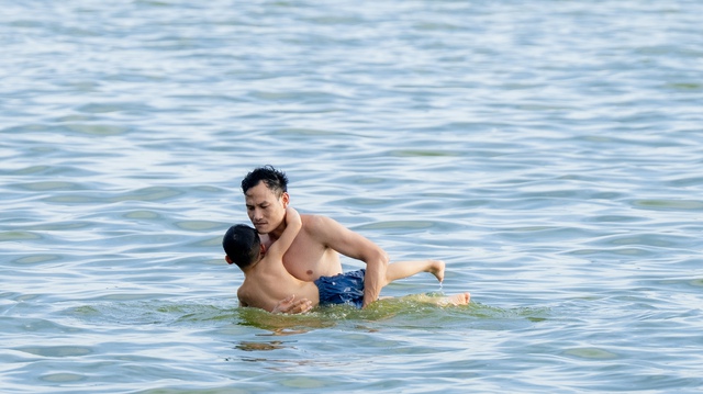 Cảnh tượng lạ trong những chiều Hà Nội 40 độ C- Ảnh 9.