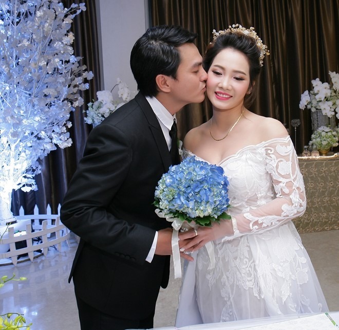 Vợ chồng sao nam Vbiz cưới nhau 9 năm mới mang bầu, tình cảm mặn nồng ai cũng ngưỡng mộ- Ảnh 2. Vợ chồng sao nam Vbiz cưới nhau 9 năm mới mang bầu, tình cảm mặn nồng ai cũng ngưỡng mộ- Ảnh 2.