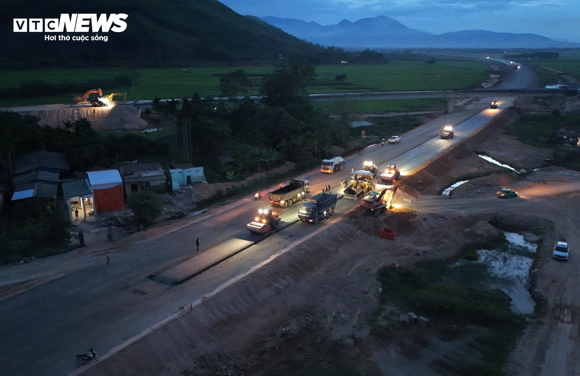 Xuyên đêm thi công cao tốc hơn 20.400 tỷ đồng nối Quảng Ngãi - Gia Lai- Ảnh 8. Xuyên đêm thi công cao tốc hơn 20.400 tỷ đồng nối Quảng Ngãi - Gia Lai- Ảnh 8.