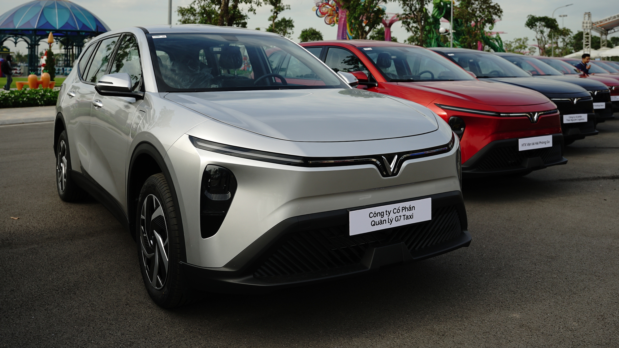 Cầm lái thực tế VinFast Limo Green giá 749 triệu đồng: Lái ngon bất ngờ, mượt như xe tiền tỷ- Ảnh 5.