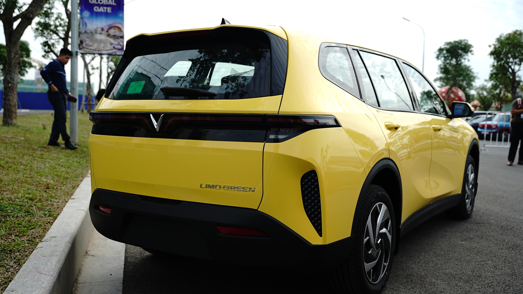 Cầm lái thực tế VinFast Limo Green giá 749 triệu đồng: Lái ngon bất ngờ, mượt như xe tiền tỷ- Ảnh 2.