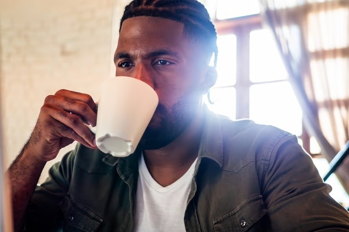 Vì sao trời nóng uống nước ấm có thể giúp hạ nhiệt?- Ảnh 2.