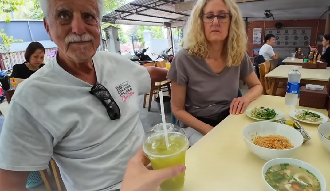 Khách Tây thích mê 1 đồ uống Việt Nam, thốt lên ‘ngon tuyệt, phải mang về Mỹ’- Ảnh 1. Khách Tây thích mê 1 đồ uống Việt Nam, thốt lên ‘ngon tuyệt, phải mang về Mỹ’- Ảnh 1.