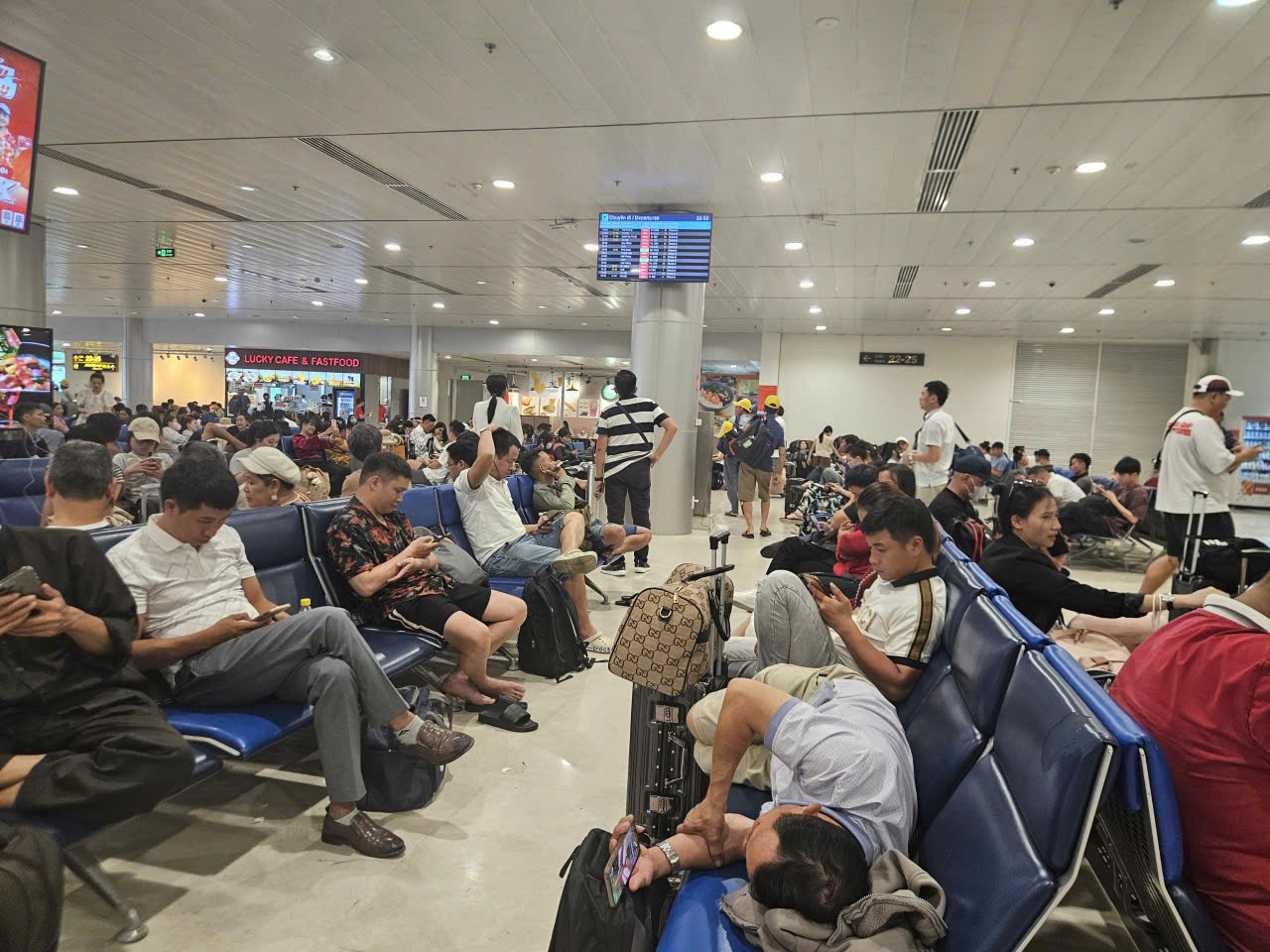 Mưa giông bất ngờ ở TP HCM, hàng loạt chuyến bay bị ảnh hưởng- Ảnh 1. Mưa giông bất ngờ ở TP HCM, hàng loạt chuyến bay bị ảnh hưởng- Ảnh 1.