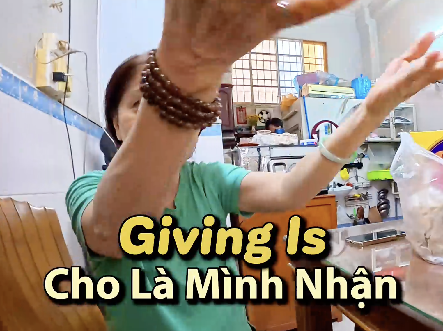Khách Tây bị người đàn ông Việt chở về nhà dúi cho 60 quả trứng gà, nói cho 1 câu chưa từng nghe trong đời- Ảnh 7. Khách Tây bị người đàn ông Việt chở về nhà dúi cho 60 quả trứng gà, nói cho 1 câu chưa từng nghe trong đời- Ảnh 7.