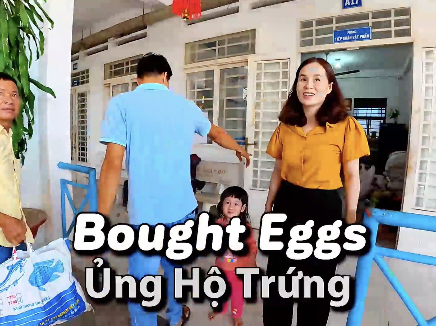 Khách Tây bị người đàn ông Việt chở về nhà dúi cho 60 quả trứng gà, nói cho 1 câu chưa từng nghe trong đời- Ảnh 5. Khách Tây bị người đàn ông Việt chở về nhà dúi cho 60 quả trứng gà, nói cho 1 câu chưa từng nghe trong đời- Ảnh 5.