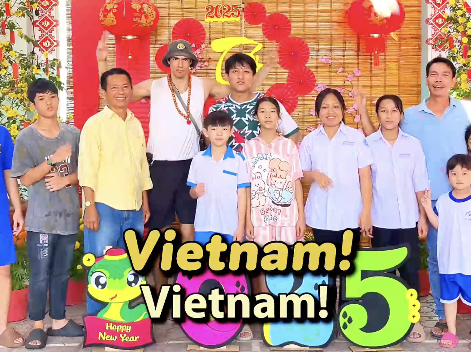 Khách Tây bị người đàn ông Việt chở về nhà dúi cho 60 quả trứng gà, nói cho 1 câu chưa từng nghe trong đời- Ảnh 6. Khách Tây bị người đàn ông Việt chở về nhà dúi cho 60 quả trứng gà, nói cho 1 câu chưa từng nghe trong đời- Ảnh 6.