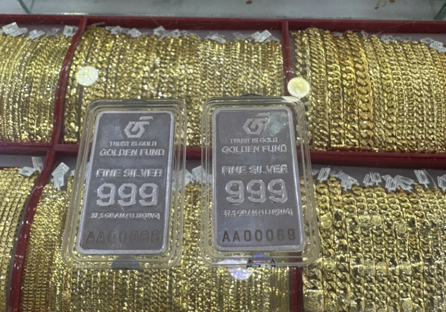 Giá bạc tăng mạnh - giảm sâu, có nên mua để cất giữ thay vàng?- Ảnh 1. Giá bạc tăng mạnh - giảm sâu, có nên mua để cất giữ thay vàng?- Ảnh 1.