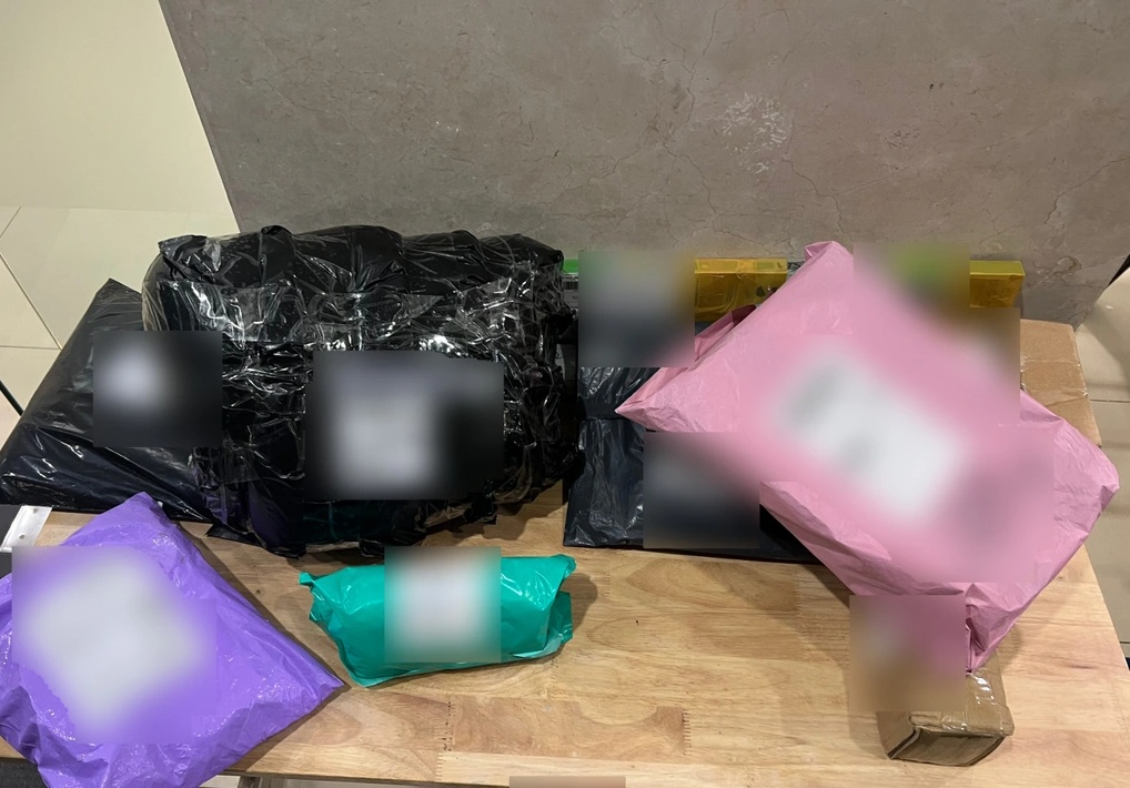 Ban công tầng thấp bỗng trở thành thùng rác của căn hộ tầng cao: Cả chung cư ráo riết tìm thủ phạm nhưng không ai nhận, cuối cùng bị tóm gọn bởi chi tiết ít ai ngờ- Ảnh 2. Ban công tầng thấp bỗng trở thành thùng rác của căn hộ tầng cao: Cả chung cư ráo riết tìm thủ phạm nhưng không ai nhận, cuối cùng bị tóm gọn bởi chi tiết ít ai ngờ- Ảnh 2.