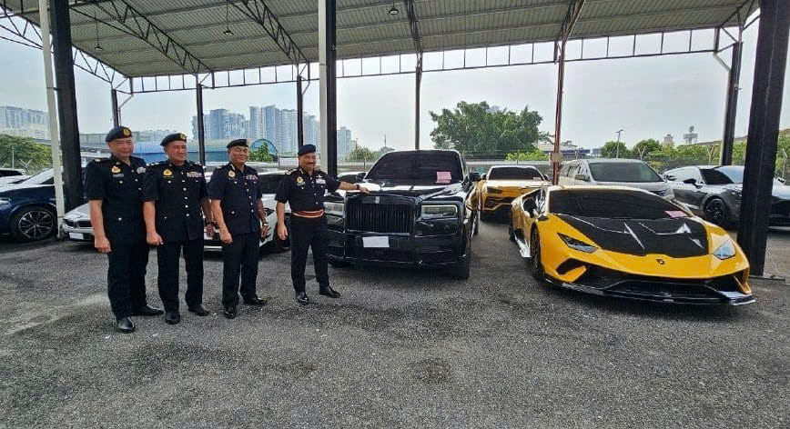 Siêu xe Lamborghini, Rolls-Royce, Aston Aston Martin... bị tịch thu vì không nộp thuế đường bộ, không mua bảo hiểm...- Ảnh 1.