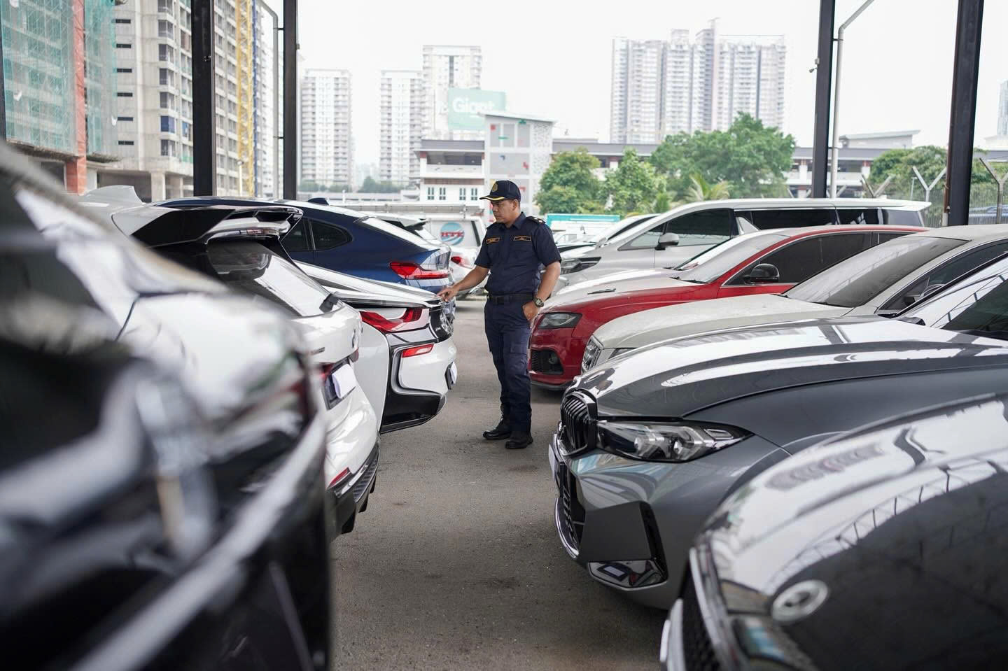 Siêu xe Lamborghini, Rolls-Royce, Aston Aston Martin... bị tịch thu vì không nộp thuế đường bộ, không mua bảo hiểm...- Ảnh 5.