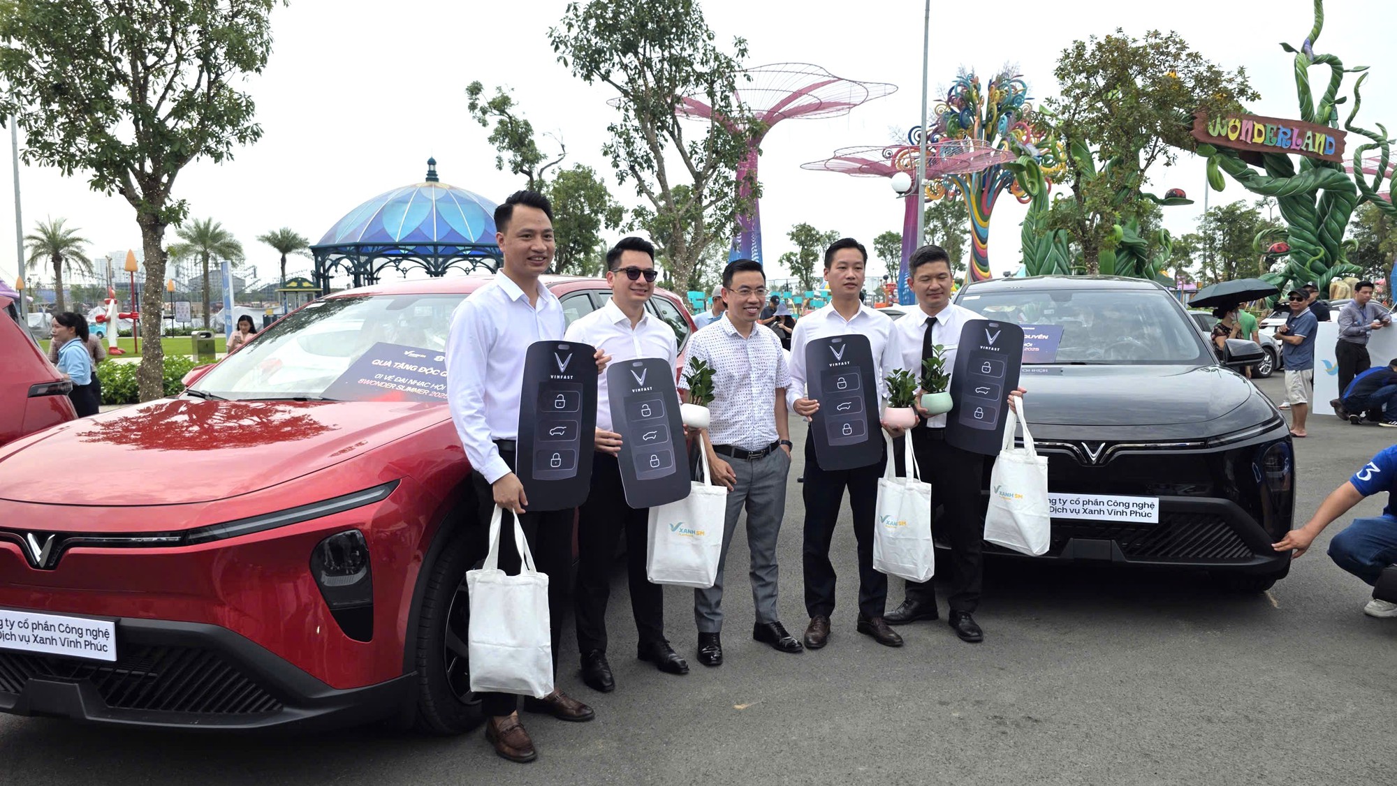 VinFast chính thức bàn giao mẫu MPV Limo Green đầu tiên cho khách hàng: giá 749 triệu đồng, trang bị xịn xò đe dọa Xpander, XL7, Veloz Cross- Ảnh 1. VinFast chính thức bàn giao mẫu MPV Limo Green đầu tiên cho khách hàng: giá 749 triệu đồng, trang bị xịn xò đe dọa Xpander, XL7, Veloz Cross- Ảnh 1.
