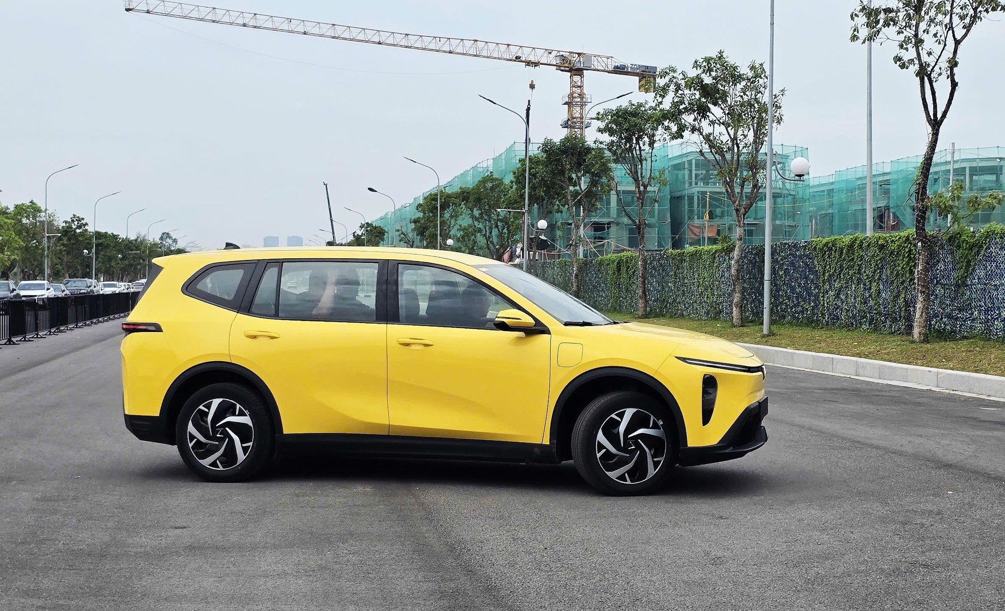 VinFast chính thức bàn giao mẫu MPV Limo Green đầu tiên cho khách hàng: giá 749 triệu đồng, trang bị xịn xò đe dọa Xpander, XL7, Veloz Cross- Ảnh 4. VinFast chính thức bàn giao mẫu MPV Limo Green đầu tiên cho khách hàng: giá 749 triệu đồng, trang bị xịn xò đe dọa Xpander, XL7, Veloz Cross- Ảnh 4.