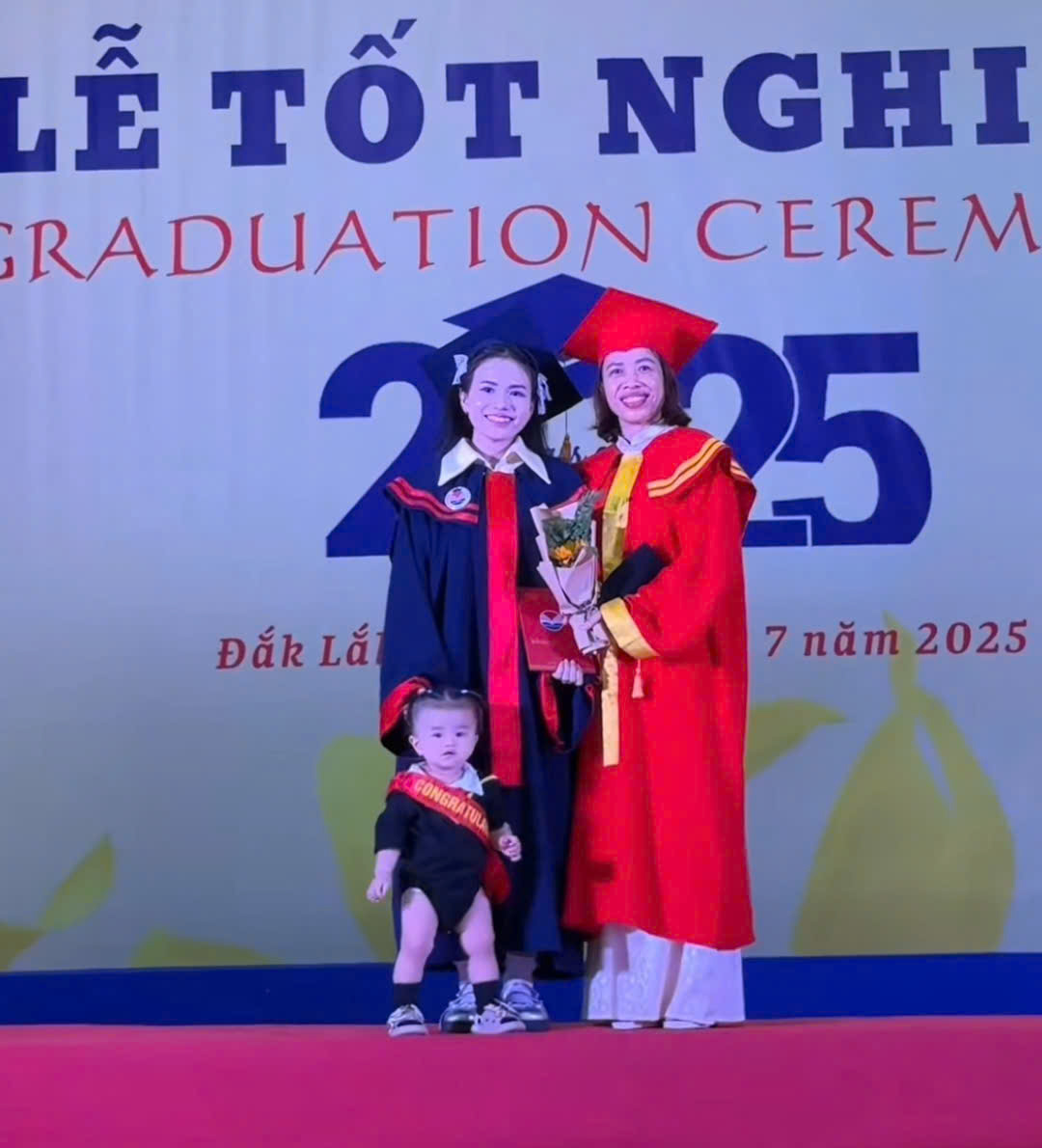 Clip: Bé gái đội mũ cử nhân, lon ton theo mẹ nhận bằng tốt nghiệp, "file đính kèm" mà thần thái hớn hở tự tin hơn cả nhân vật chính- Ảnh 3. Clip: Bé gái đội mũ cử nhân, lon ton theo mẹ nhận bằng tốt nghiệp, "file đính kèm" mà thần thái hớn hở tự tin hơn cả nhân vật chính- Ảnh 3.