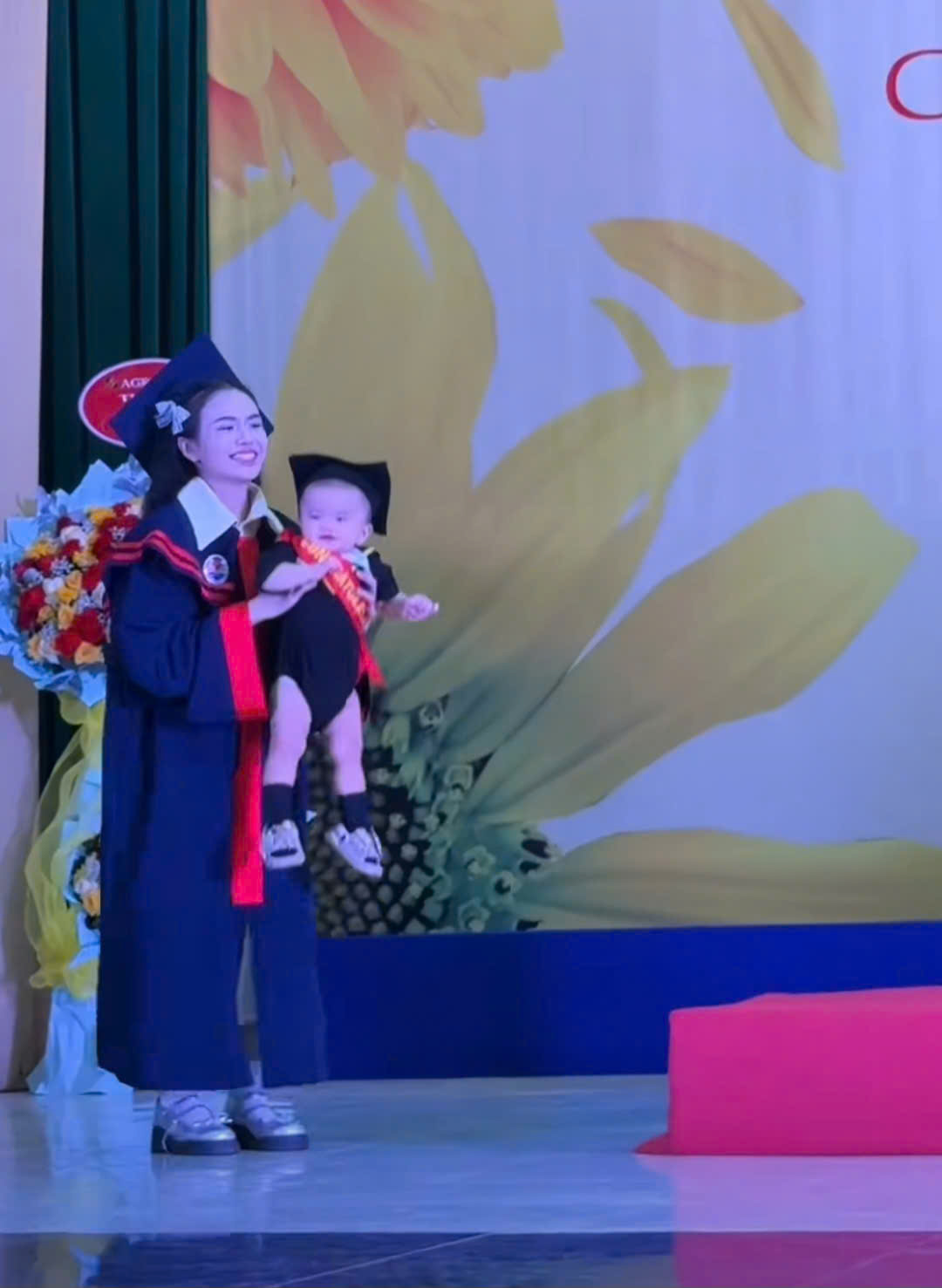 Clip: Bé gái đội mũ cử nhân, lon ton theo mẹ nhận bằng tốt nghiệp, "file đính kèm" mà thần thái hớn hở tự tin hơn cả nhân vật chính- Ảnh 1. Clip: Bé gái đội mũ cử nhân, lon ton theo mẹ nhận bằng tốt nghiệp, "file đính kèm" mà thần thái hớn hở tự tin hơn cả nhân vật chính- Ảnh 1.