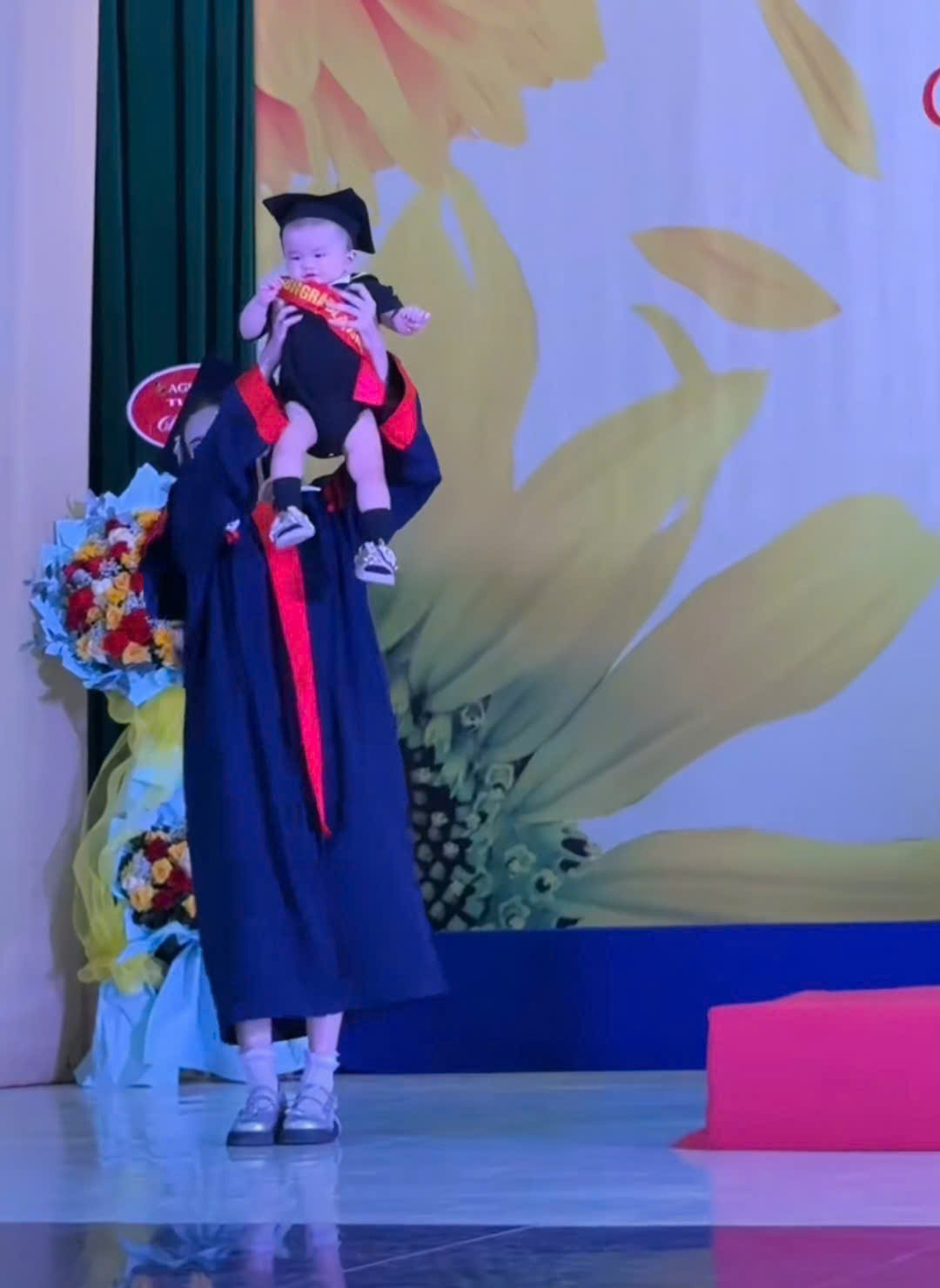 Clip: Bé gái đội mũ cử nhân, lon ton theo mẹ nhận bằng tốt nghiệp, "file đính kèm" mà thần thái hớn hở tự tin hơn cả nhân vật chính- Ảnh 2. Clip: Bé gái đội mũ cử nhân, lon ton theo mẹ nhận bằng tốt nghiệp, "file đính kèm" mà thần thái hớn hở tự tin hơn cả nhân vật chính- Ảnh 2.