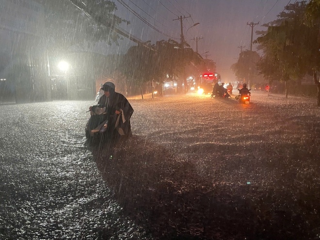Mưa lớn bất ngờ đổ xuống TP HCM, nhiều tuyến đường đang ngập sâu, xe chết máy- Ảnh 4.