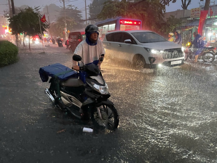 Mưa lớn bất ngờ đổ xuống TP HCM, nhiều tuyến đường đang ngập sâu, xe chết máy- Ảnh 7.