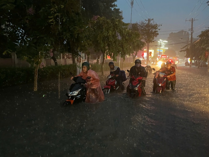 Mưa lớn bất ngờ đổ xuống TP HCM, nhiều tuyến đường đang ngập sâu, xe chết máy- Ảnh 1.