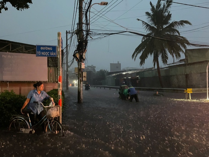 Mưa lớn bất ngờ đổ xuống TP HCM, nhiều tuyến đường đang ngập sâu, xe chết máy- Ảnh 2.