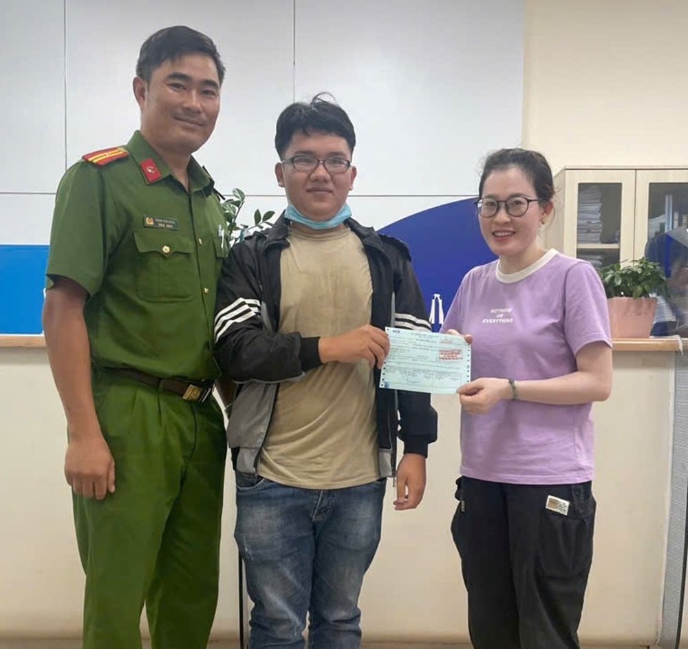 Người phụ nữ chuyển khoản thành công 205 triệu đồng vào tài khoản ACB của thanh niên 2003: Ngay hôm sau, công an liên lạc làm việc- Ảnh 1.