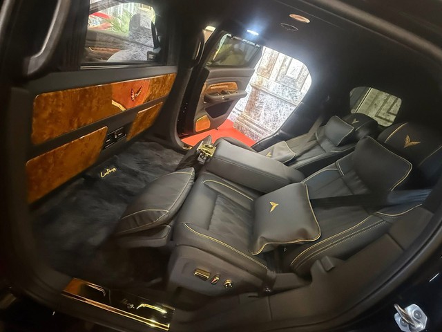 Limousine siêu sang của VinFast lộ thêm ảnh: Logo cánh chim vàng, vách ngăn như Rolls-Royce, ốp gỗ thật- Ảnh 3.