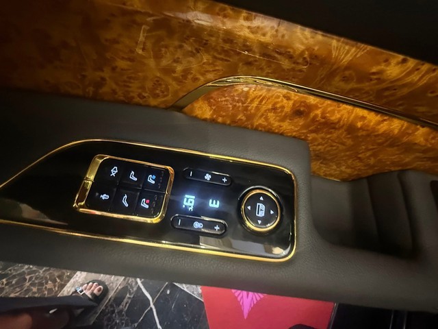 Limousine siêu sang của VinFast lộ thêm ảnh: Logo cánh chim vàng, vách ngăn như Rolls-Royce, ốp gỗ thật- Ảnh 4.