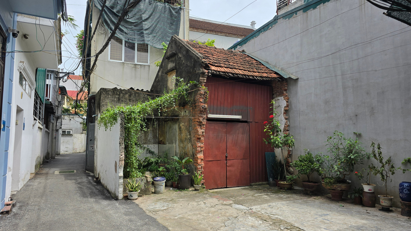 Hà Nội: Nhiều hộ dân sống bất an trong những căn nhà xập xệ nhưng không được xây mới dù có sổ đỏ- Ảnh 5.