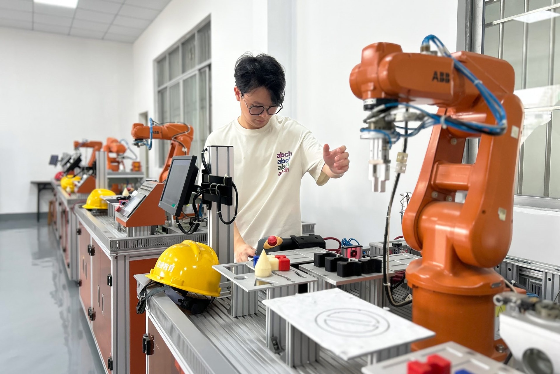 220 triệu công nhân nhà máy phải chuyển nghề: Chuyện gì đang xảy ra với nền kinh tế lớn nhất Châu Á?- Ảnh 11.