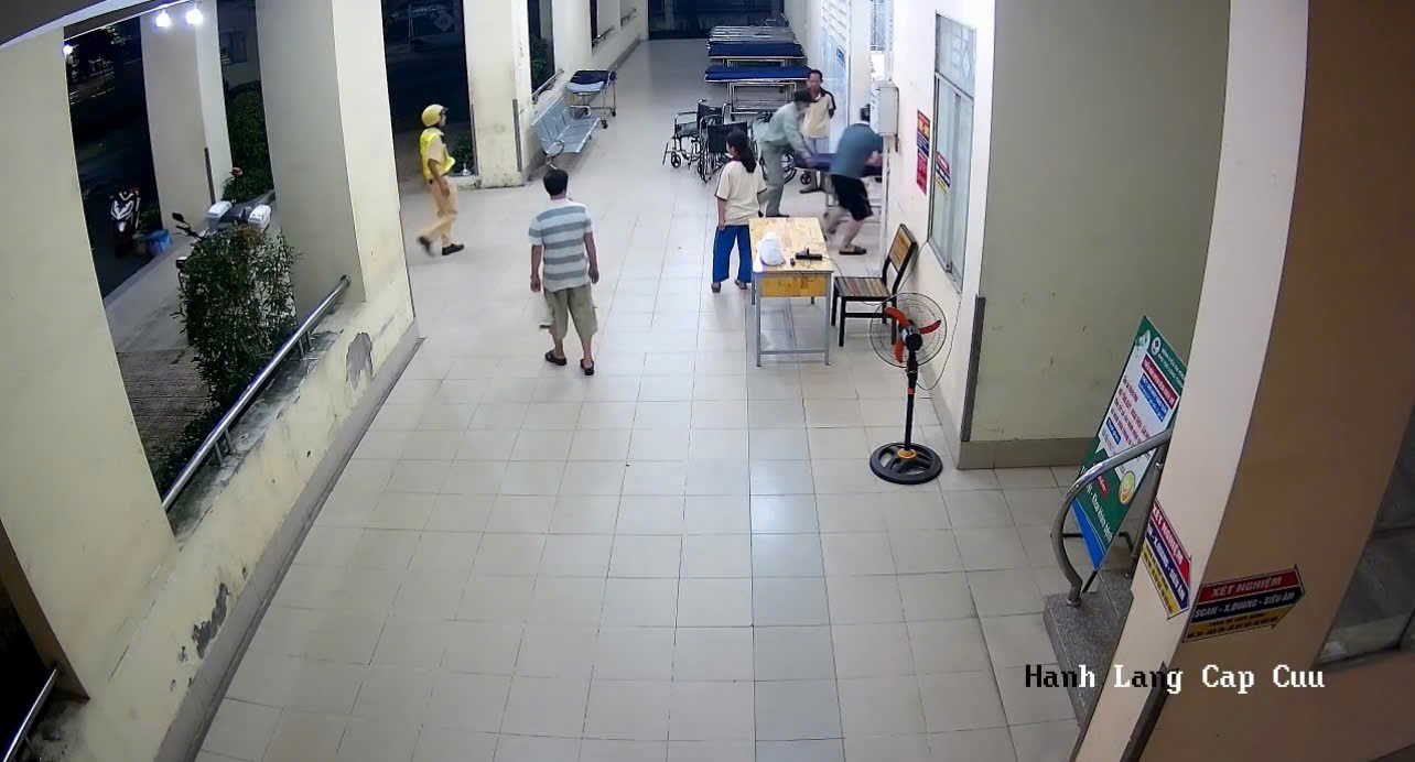 Phút giây sinh tử: CSGT "mở đường" cứu bé gái 1 tuổi tím tái, co giật ven đường trong đêm tối- Ảnh 2.
