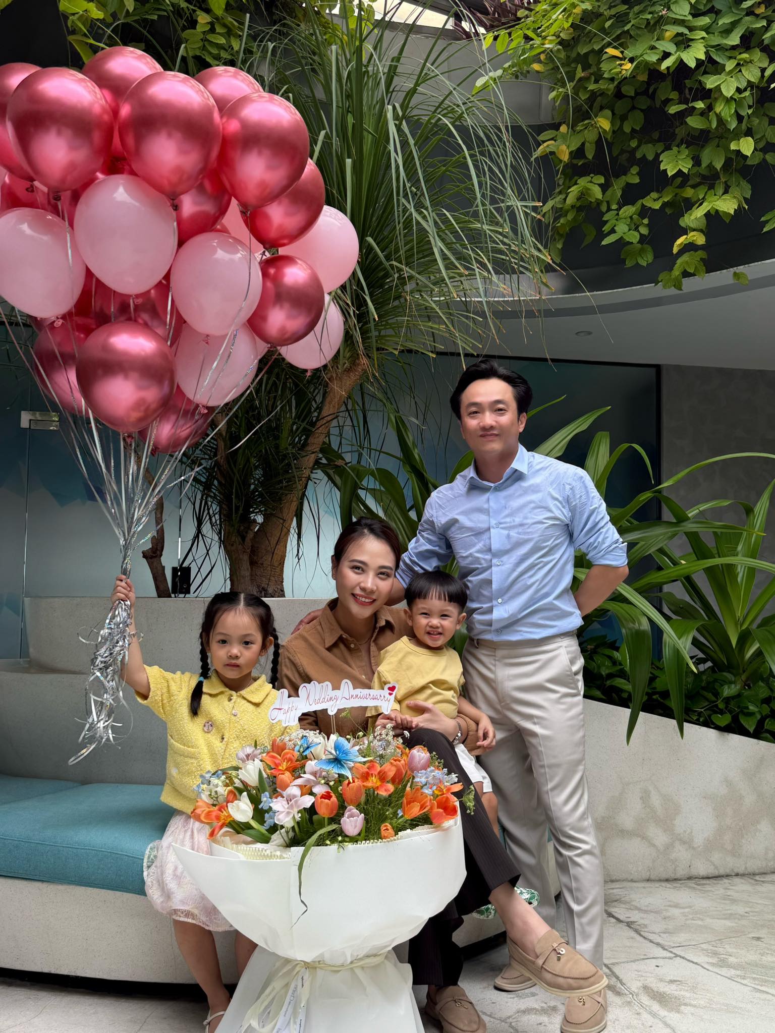 Cuộc sống hòa hợp của vợ chồng Cường Đô La trong biệt thự đẹp như trung tâm thương mại ở TP.HCM- Ảnh 1. Cuộc sống hòa hợp của vợ chồng Cường Đô La trong biệt thự đẹp như trung tâm thương mại ở TP.HCM- Ảnh 1.