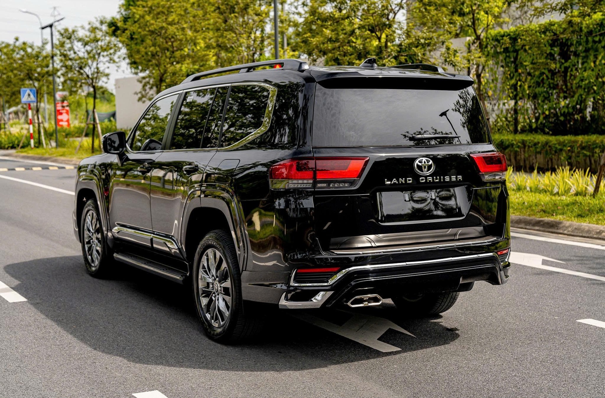 Ở Việt Nam đành lọt top bán ít nhưng đây mới là 'độ hot' thực sự của Toyota Land Cruiser: Bán hơn 100.000 xe/năm toàn cầu, có nơi lượng bán ngang Accent- Ảnh 4.
