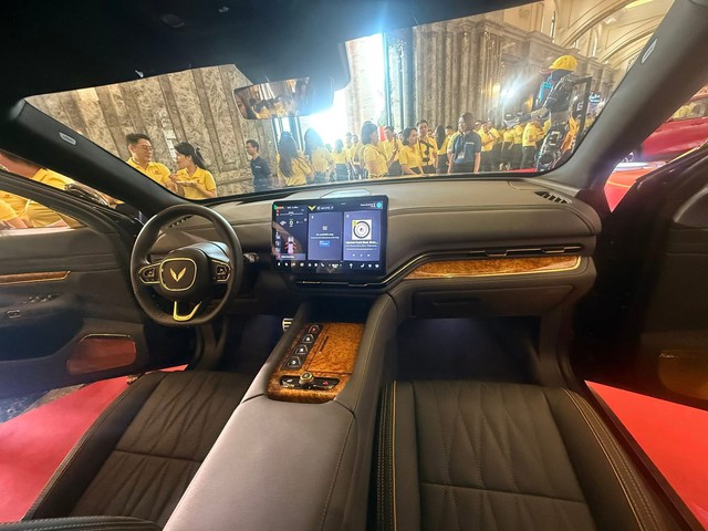 Limousine siêu sang của VinFast lộ thêm ảnh: Logo cánh chim vàng, vách ngăn như Rolls-Royce, ốp gỗ thật- Ảnh 2.