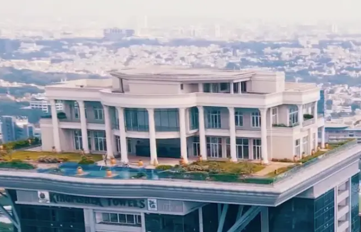 Tỷ phú ngành đồ uống cất công xây “siêu” penthouse hơn 524 tỷ đồng trên tòa tháp cao 122m nhưng lại không được ở: Biểu tượng xa hoa hóa thành “cung điện bỏ hoang” giữa trời- Ảnh 3.