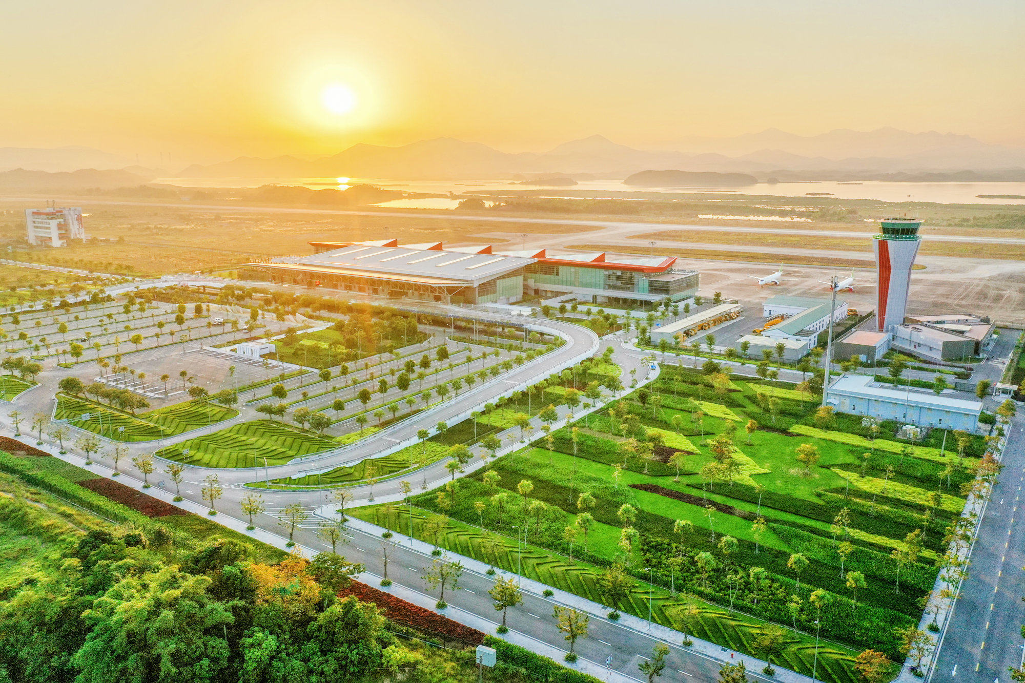 3 hòn đảo có sân bay ở Việt Nam: Nơi là thiên đường nghỉ dưỡng, nơi có đường cao tốc, nơi thu hơn 3.000 tỷ mỗi năm nhờ du lịch- Ảnh 1. 3 hòn đảo có sân bay ở Việt Nam: Nơi là thiên đường nghỉ dưỡng, nơi có đường cao tốc, nơi thu hơn 3.000 tỷ mỗi năm nhờ du lịch- Ảnh 1.