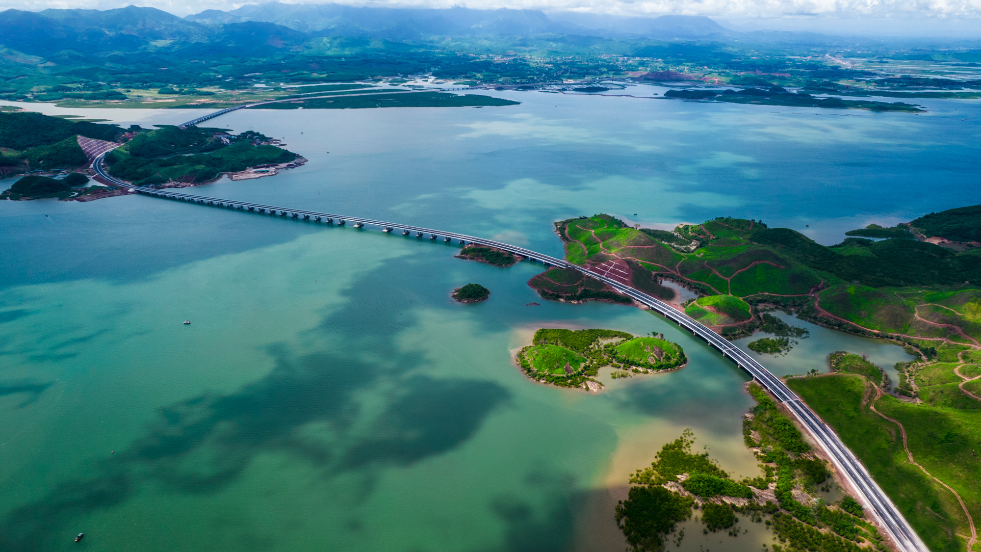 3 hòn đảo có sân bay ở Việt Nam: Nơi là thiên đường nghỉ dưỡng, nơi có đường cao tốc, nơi thu hơn 3.000 tỷ mỗi năm nhờ du lịch- Ảnh 9. 3 hòn đảo có sân bay ở Việt Nam: Nơi là thiên đường nghỉ dưỡng, nơi có đường cao tốc, nơi thu hơn 3.000 tỷ mỗi năm nhờ du lịch- Ảnh 9.