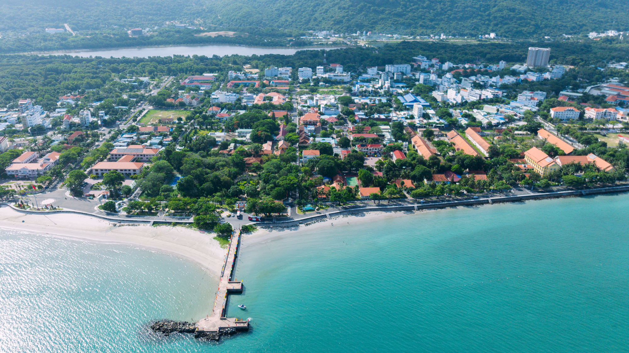 3 hòn đảo có sân bay ở Việt Nam: Nơi là thiên đường nghỉ dưỡng, nơi có đường cao tốc, nơi thu hơn 3.000 tỷ mỗi năm nhờ du lịch- Ảnh 18. 3 hòn đảo có sân bay ở Việt Nam: Nơi là thiên đường nghỉ dưỡng, nơi có đường cao tốc, nơi thu hơn 3.000 tỷ mỗi năm nhờ du lịch- Ảnh 18.