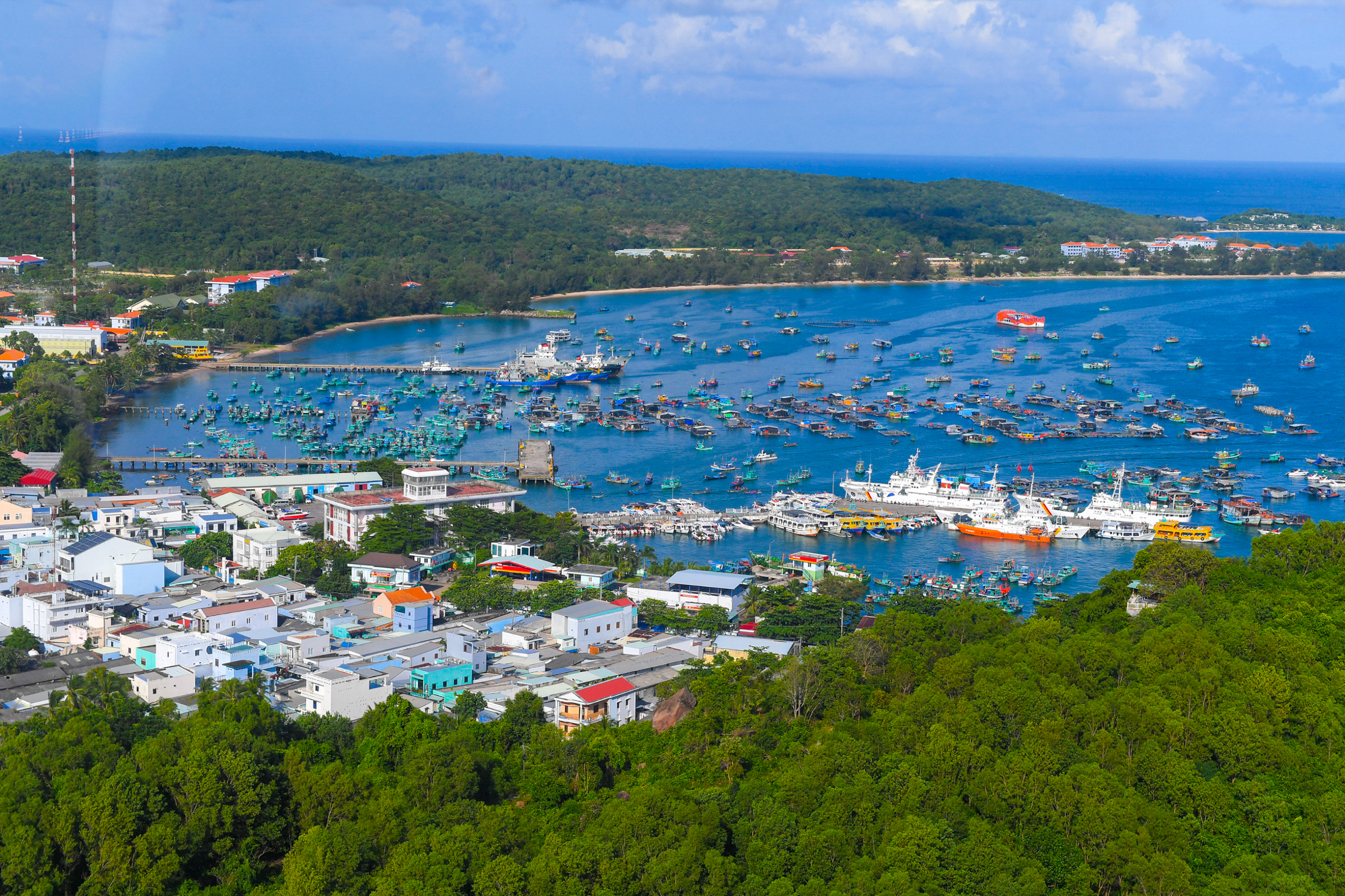 3 hòn đảo có sân bay ở Việt Nam: Nơi là thiên đường nghỉ dưỡng, nơi có đường cao tốc, nơi thu hơn 3.000 tỷ mỗi năm nhờ du lịch- Ảnh 5. 3 hòn đảo có sân bay ở Việt Nam: Nơi là thiên đường nghỉ dưỡng, nơi có đường cao tốc, nơi thu hơn 3.000 tỷ mỗi năm nhờ du lịch- Ảnh 5.