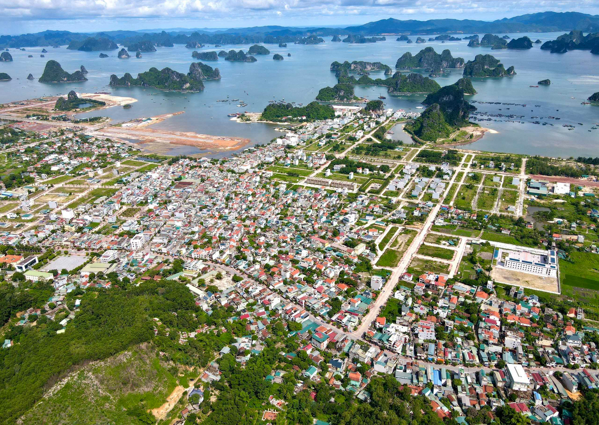 3 hòn đảo có sân bay ở Việt Nam: Nơi là thiên đường nghỉ dưỡng, nơi có đường cao tốc, nơi thu hơn 3.000 tỷ mỗi năm nhờ du lịch- Ảnh 8. 3 hòn đảo có sân bay ở Việt Nam: Nơi là thiên đường nghỉ dưỡng, nơi có đường cao tốc, nơi thu hơn 3.000 tỷ mỗi năm nhờ du lịch- Ảnh 8.