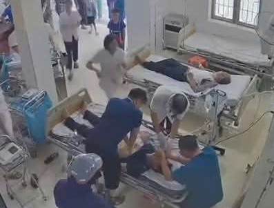 Người đàn ông bất ngờ đổ gục xuống nền, ngừng tim khi đang chờ khám bệnh- Ảnh 2. Người đàn ông bất ngờ đổ gục xuống nền, ngừng tim khi đang chờ khám bệnh- Ảnh 2.