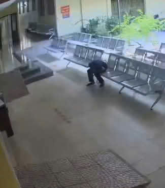Người đàn ông bất ngờ đổ gục xuống nền, ngừng tim khi đang chờ khám bệnh- Ảnh 1. Người đàn ông bất ngờ đổ gục xuống nền, ngừng tim khi đang chờ khám bệnh- Ảnh 1.