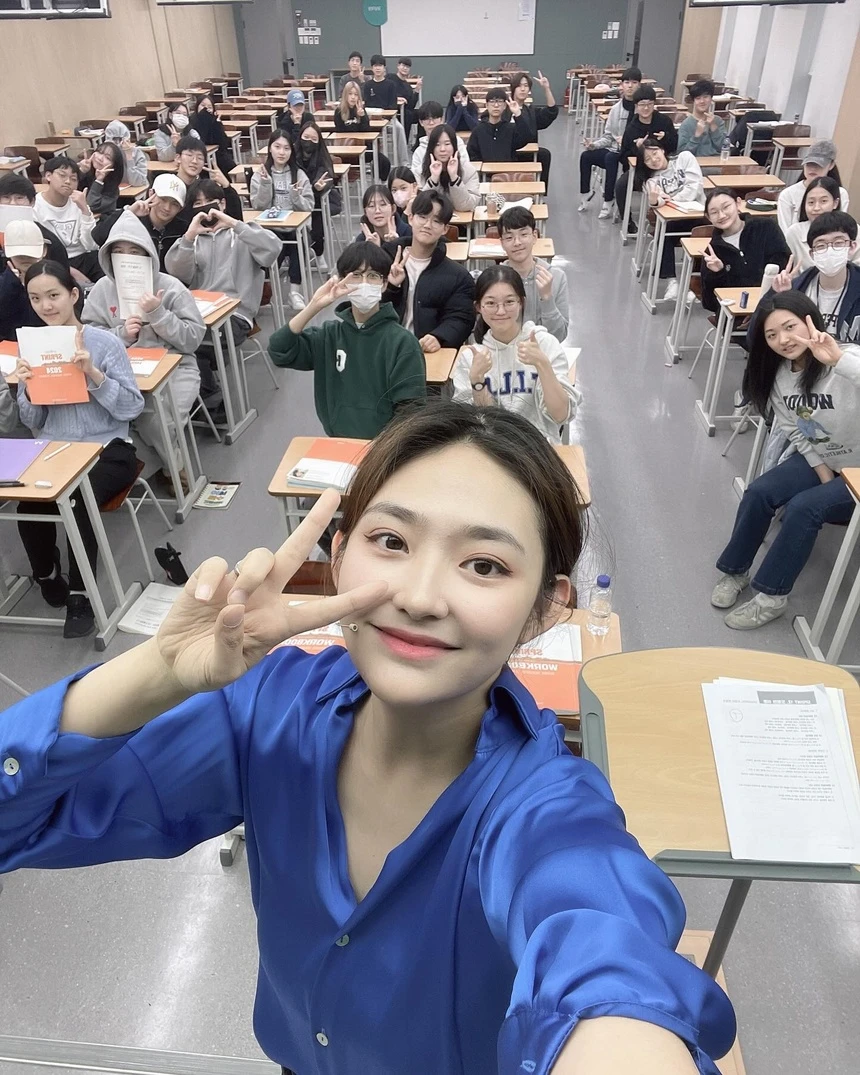 Idol nhí từng thi Hoa hậu, làm người mẫu đình đám, bất ngờ được bắt gặp dạy Toán ở "lò luyện khét tiếng" giữa Thủ đô- Ảnh 3. Idol nhí từng thi Hoa hậu, làm người mẫu đình đám, bất ngờ được bắt gặp dạy Toán ở "lò luyện khét tiếng" giữa Thủ đô- Ảnh 3.