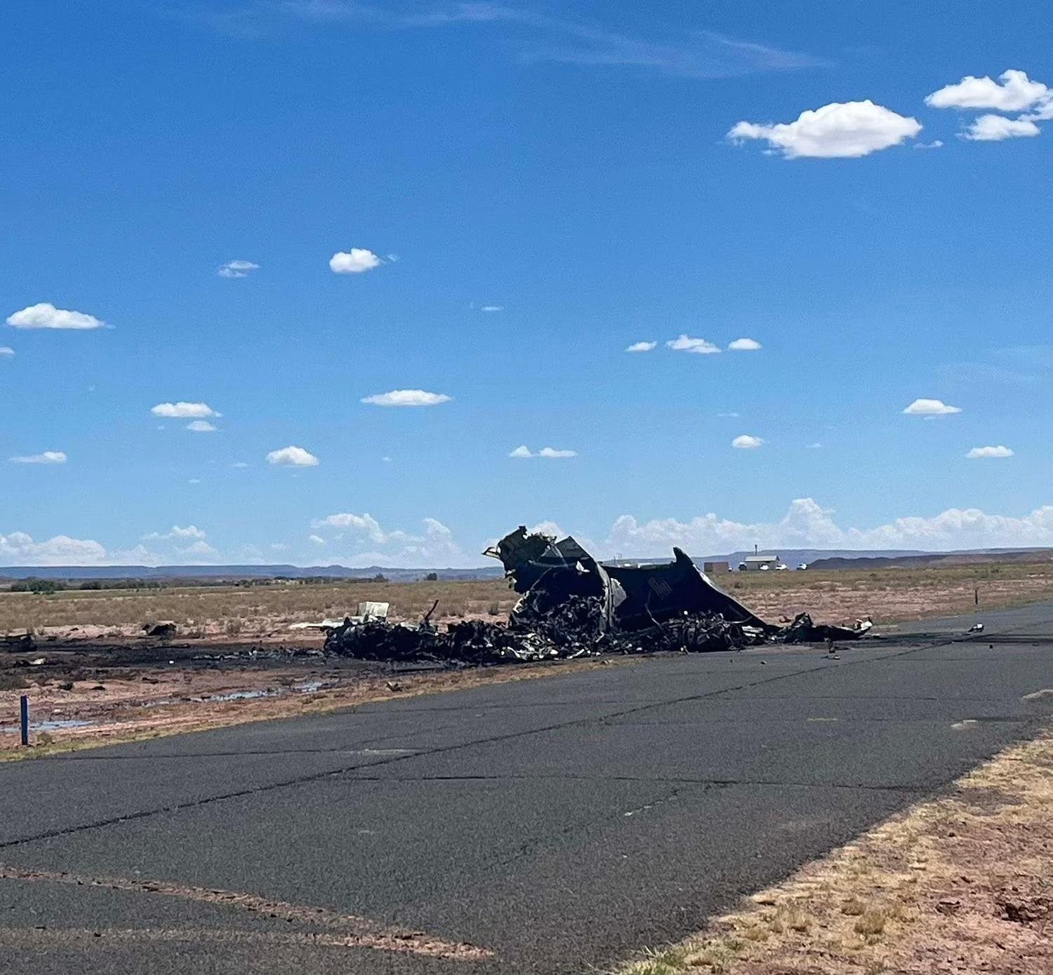 Hiện trường vụ tai nạn máy bay kinh hoàng ở Arizona khiến 4 người tử vong- Ảnh 1. Hiện trường vụ tai nạn máy bay kinh hoàng ở Arizona khiến 4 người tử vong- Ảnh 1.