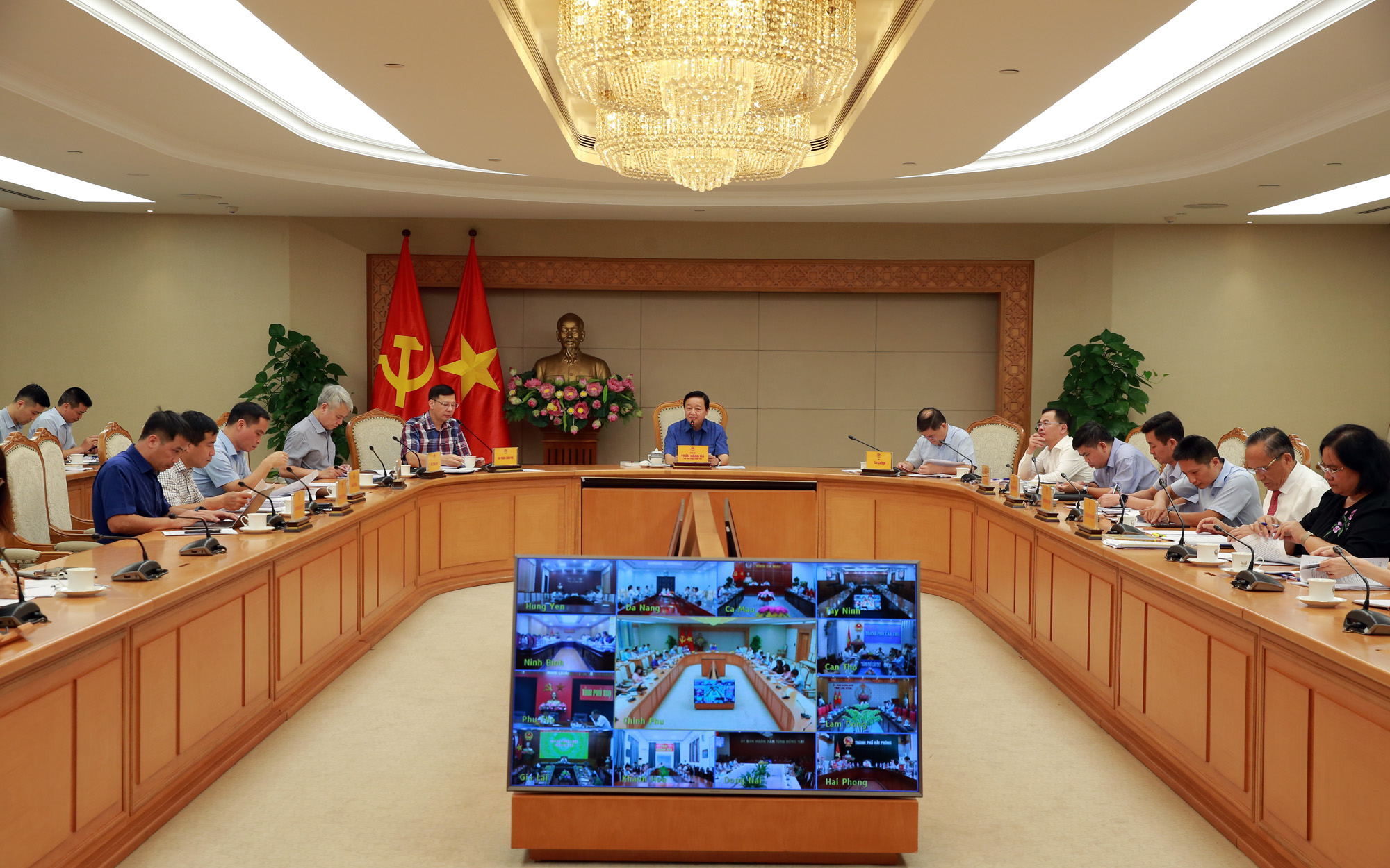 Chính phủ họp với lãnh đạo các Bộ và 17 tỉnh, thành phố bàn nhiều nội dung quan trọng liên quan đến đất đai- Ảnh 1. Chính phủ họp với lãnh đạo các Bộ và 17 tỉnh, thành phố bàn nhiều nội dung quan trọng liên quan đến đất đai- Ảnh 1.
