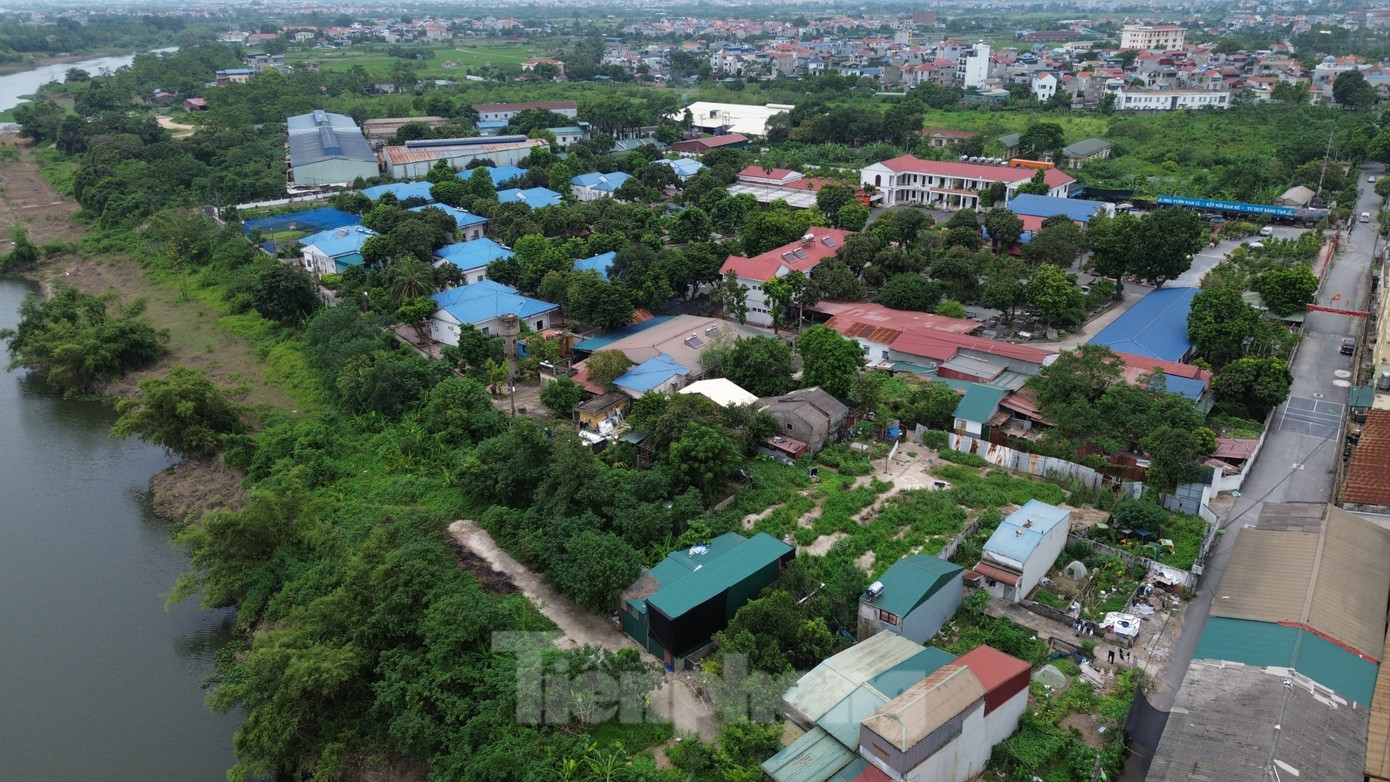 Hà Nội: Nhiều hộ dân sống bất an trong những căn nhà xập xệ nhưng không được xây mới dù có sổ đỏ- Ảnh 1.