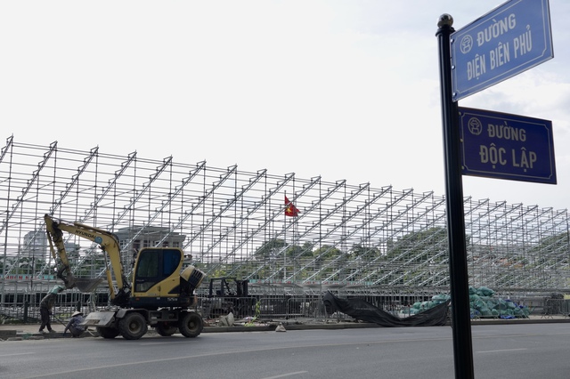 Cận cảnh khán đài khổng lồ đang gấp rút hoàn thiện trước ngày Quốc khánh 2/9 tại quảng trường Ba Đình- Ảnh 1.