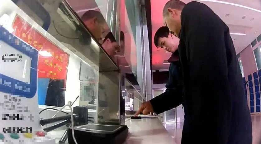 Bảo vệ lương 5 triệu đồng/tháng nhưng xem livestream tặng quà đến 430 triệu đồng: Cảnh sát điều tra phát hiện hành động lạ vào mỗi đêm ở công ty- Ảnh 1. Bảo vệ lương 5 triệu đồng/tháng nhưng xem livestream tặng quà đến 430 triệu đồng: Cảnh sát điều tra phát hiện hành động lạ vào mỗi đêm ở công ty- Ảnh 1.